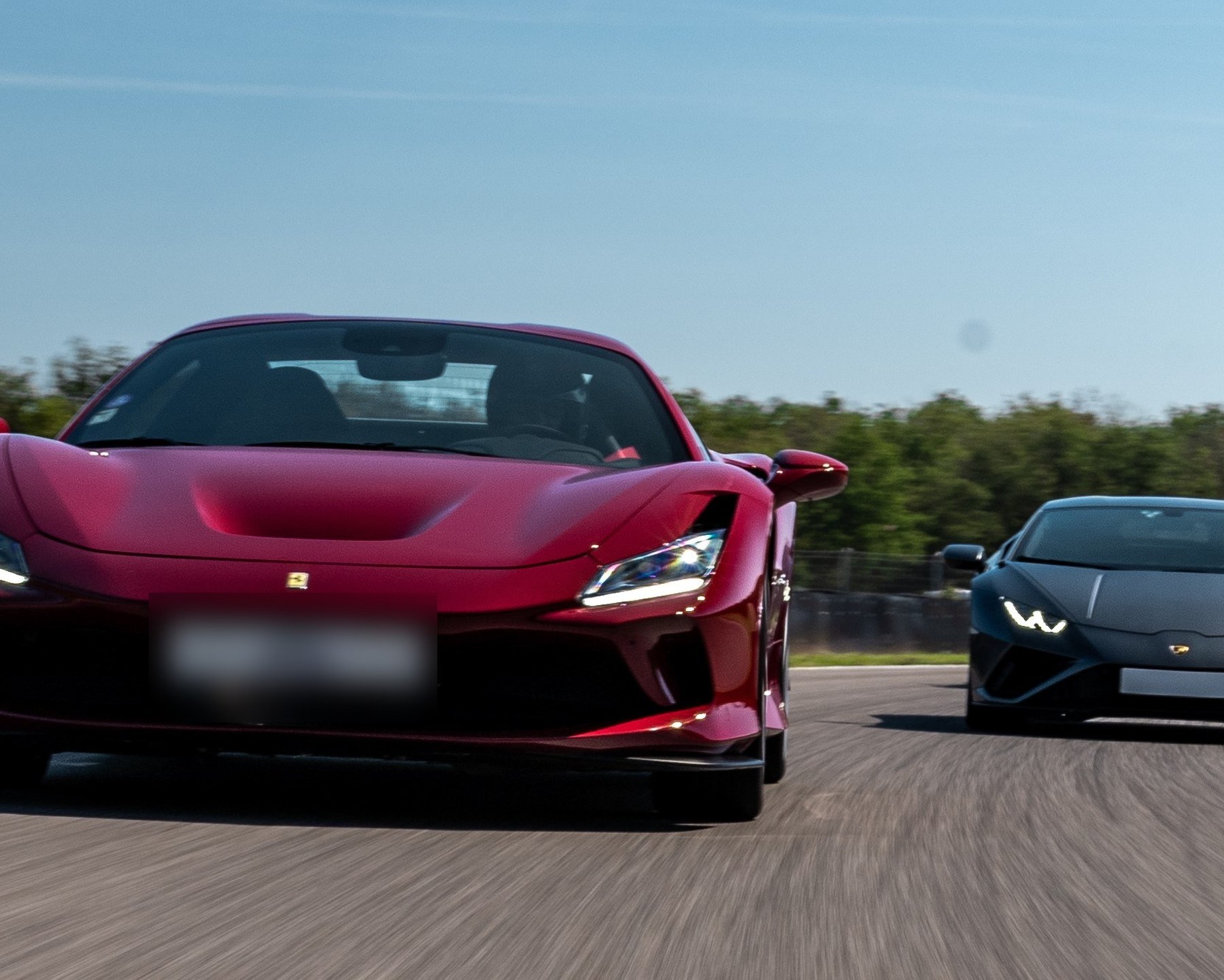 Ferrari et Lamborghini sur circuit, véhicules sportifs disponibles sur demande Mon Chauffeur Privé